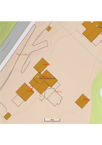 Situasjonsplan som viser flere bygninger på en tomt med høydeforhold (konturlinjer), vegnavn (Slemmestadveien) og målestokk.
