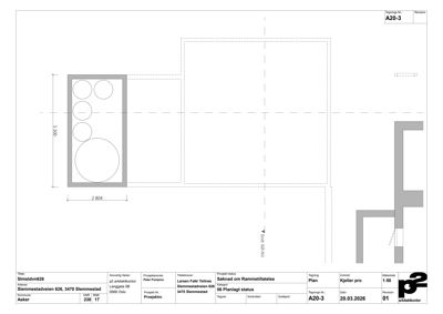 Etasjeplan eller situasjonsplan som viser bygningens plassering på tomt med mål og orientering.