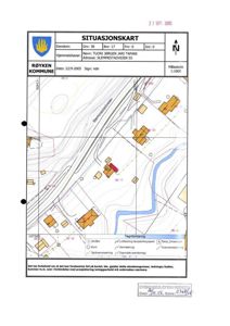 Situasjonskart som viser eiendomsgranser, naboeiendommer, veier og topografi for en bygning.