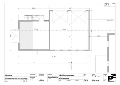 Etasjeplan eller situasjonsplan som viser romfordeling (garasje, tilbygg) og mål for en bygning.
