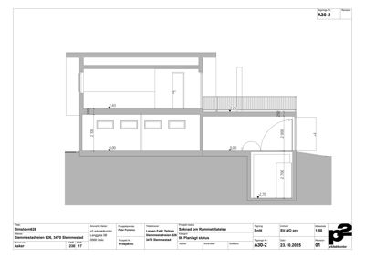 Snittegning av bygningen som viser høydeforskjeller, takhøyder og grunnplan.