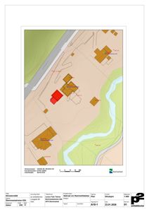 Situasjonsplan som viser bygningenes plassering på tomten i forhold til veier og terreng.