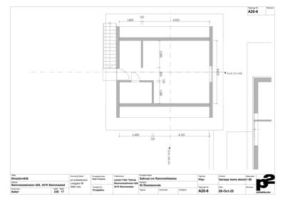 Etasjeplan eller snittplan som viser romfordeling, vegger og dimensjoner for en garasje.