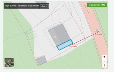 Kartutsnitt fra et digitalt verktøy (trolig en digital byggesak eller GIS) som viser et tomt med bygninger, topografi og målelinjer.