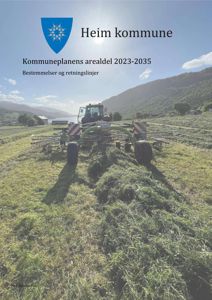 Fotografi av en traktor som høster halm på et åpent felt, med fjell og hus i bakgrunnen. Dette er forsiden til en kommunal planleggingsrapport.