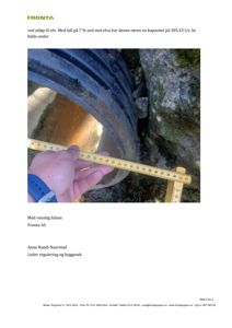 Fotografi av en hånd som holder en målebånd for å måle diameteren på en stor, svart rørledning.