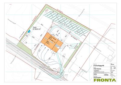 Situasjonsplan som viser tomtens grenser, plassering av bygninger, parkeringsplasser, veier og terrengforhold.