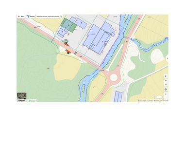 Situasjonskart eller kartutsnitt som viser bygningers plassering i forhold til veier, elv og terreng (konturlinjer).