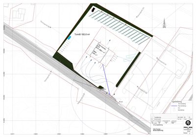 Situasjonsplan som viser tomtens form, grenser (Terrenggrense), plassering av bygninger i forhold til veier og brannskjerming.