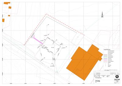 Situasjonsplan som viser tomtens grenser, eksisterende og planlagt bebyggelse (gule felter), samt infrastruktur som veier og elvekryssing.