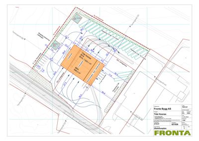 Situasjonsplan som viser tomtens grenser, bygningers plassering, veier, parkeringsplasser og terrengforhold.