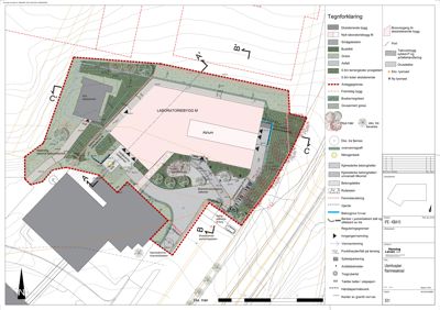 Situasjonsplan som viser eksisterende og planlagt bebyggelse, grusdekke, gressområder og vegger på en tomt.