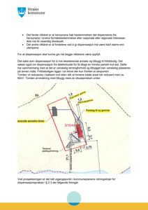 Situasjonskart som viser tomtens form, grenser, eksisterende og foreslått bygning, samt målinger og terrengforhold.