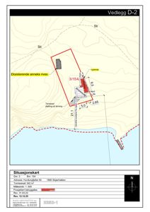 Situasjonskart som viser tomtens beliggenhet, form og størrelse i forhold til omgivelsene (terranglinjer, sti, vann), samt plassering av eksisterende og nybygg.
