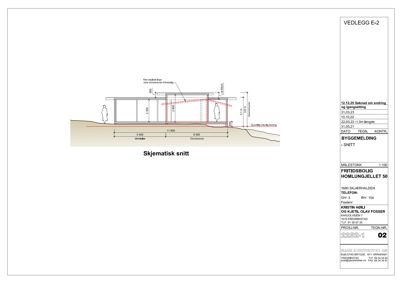 En snittegning (skjematisk snitt) som viser bygningens tverrsnitt, høyder, grunnplan og relasjon til terreng.