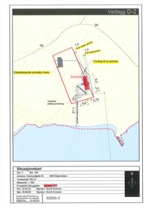 Situasjonskart som viser tomtens grenser, eksisterende bebyggelse, forslag til ny grense og plassering av nybygget i forhold til nabolag og kyst.