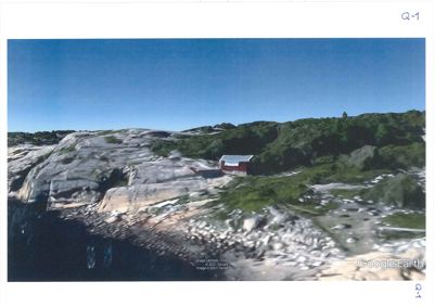 Fotografi fra Google Earth som viser et utsnitt av kystlandskapet med en rød bygning på en klipper.