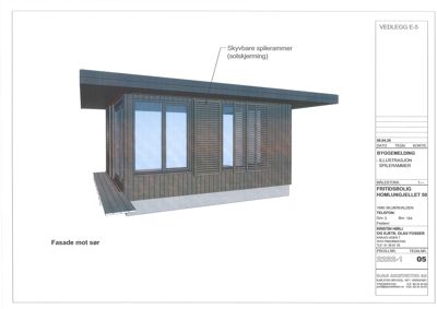Fasadetegning som viser etasjeplan og detaljer for en fritidsbolig, inkludert vinduer og skyvbare spilerammer.