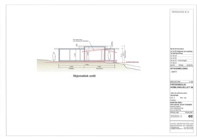 Skjematisk snitt av en fritidsbolig som viser høyder, takform og grunnplan.