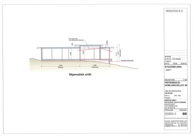 Skjematisk snittegning som viser bygningens tverrsnitt, høyder og grunnforhold.