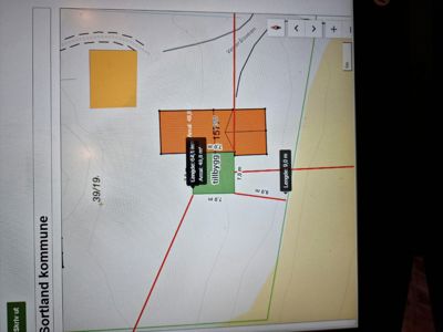 Situasjonsplan som viser tomtens form, grenser, eksisterende bygninger (oransje), planlagt tilbygg (grønt), og avstander til naboeiendom.