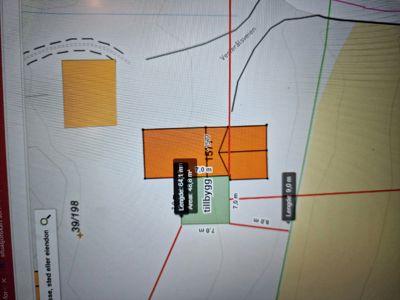 Situasjonsplan som viser tomtens form, grenser, nabolag (Venerålsveien) og plassering av eksisterende (grønn) og planlagt (oransje) bygninger med angitte mål.