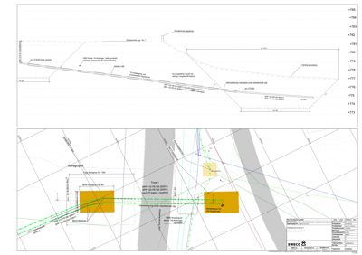Situasjonsplan som viser tomtens geometri, bebyggelse (gule felt), veier, og tekniske installasjoner (grønne linjer).