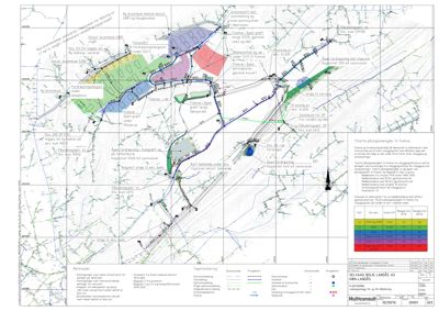Situasjonsplan som viser tomtens grenser, naboeiendommer, veger, og planlagt utbygging med detaljer om vannløp og vegforhold.