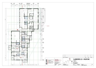 Etasjeplan (PLAN 1) som viser romfordeling, stueplan og mål for et hus.