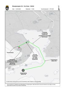 Situasjonsplan som viser plassering av avløpsledninger, pumpestasjon og stengeventil i forhold til terrenget og eksisterende bygninger.