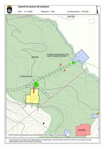 Situasjonsplan (tomtekart) som viser topografi, eksisterende bygninger, og planlagte tiltak (pumpestasjon, stengeventil) med koordinater.