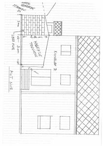 Håndtegnet fasadeopprikk (fra siden) av en bygning med angitte mål og adresse.