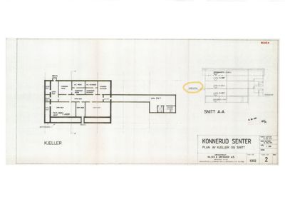 Snittegning (SNITT A-A) av kjelleretasje i Konnerud Senter, som viser romfordeling, dører, vinduer og konstruksjonsdetaljer.