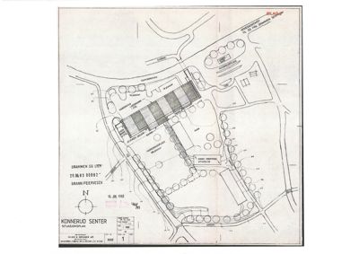 Situasjonsplan for Konnerud Senter som viser bygningers plassering, veier, parkering og beplantning.