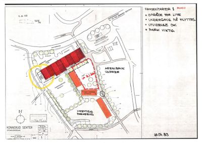 Situasjonsplan for Konnerud Senter som viser bygningers plassering, parkering, veier og omgivelser.