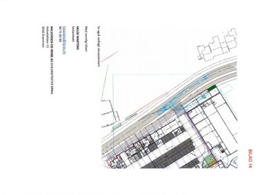 Bildet viser en tegning av etasjeplaner for en bygning, inkludert romfordeling og plassering i forhold til vei. Tegningen er også rotert.