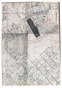 Situasjonsplan som viser tomtens beliggenhet i forhold til nabolag, høydemålinger (konturlinjer), og en markert bygning.