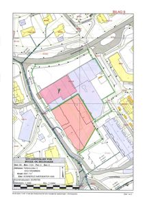 Situasjonskart som viser eiendomsgrunnlinjer, naboeiendommer, veier og bygningsplasseringer for en byggesak.