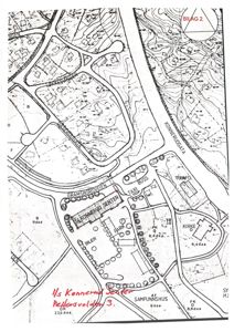 Situasjonsplan som viser tomtene, veier (Gramsbergveien, Konnerudgata) og bygninger (Konnerud Senter, Samfunnshus, Kirke) i området.