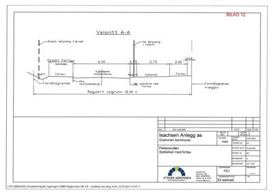 Veissnitt A-A som viser tverrsnittet av veien, fortau og bygning med mål og konstruksjonsdetaljer.
