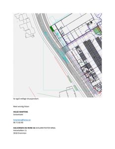 En tegning som viser bygningers plassering i forhold til en vei og tomme, med en tekst som henviser til et vedlagt situasjonskart.