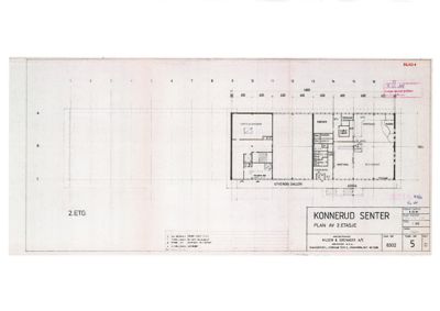 Etasjeplan for 2. etasje i Konnerud Senter, som viser romfordeling, utvendige galler og dimensjoner.