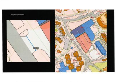 Bildet viser en situasjonsplan eller et kart over et område med flere bygninger, veier og tomtegrenser. Det er også en innfelt detaljvisning av en avgjøring.