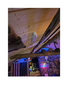 Fotografi av et interiør med trepanel, bjelker og dekorasjoner.