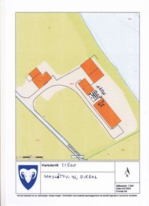 Situasjonsplan (kartutsnitt) som viser plassering av bygninger i forhold til vei og vann, med målestokk 1:500.