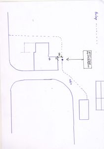 Situasjonsplan som viser bygningens plassering i forhold til eiendomsgrenser, vei (Avløp) og en mulig utvidelse eller nybygging.