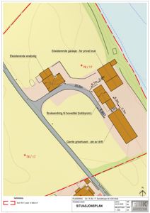 Situasjonsplan som viser tomtens form, eksisterende bygninger (ebolig, garasje, grisehus), vegger, høydeforhold og bruksendringer.
