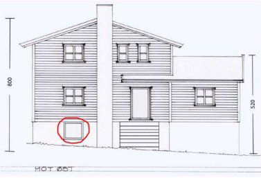 Fasadetegning av en toetasjes bygning med mål og en markert detalj.