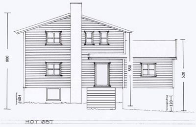 Fasadetegning av en toetasjes bygning sett fra øst, med mål og detaljer.