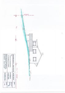 Fasadetegning av en hytte med en terrasse, sett fra siden.